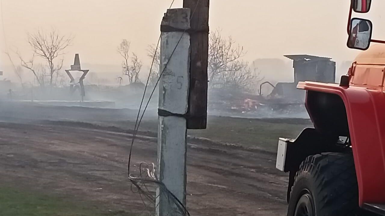 Пожар в деревне Каракуль Большереченского района Омской области - РИА Новости, 1920, 06.05.2021