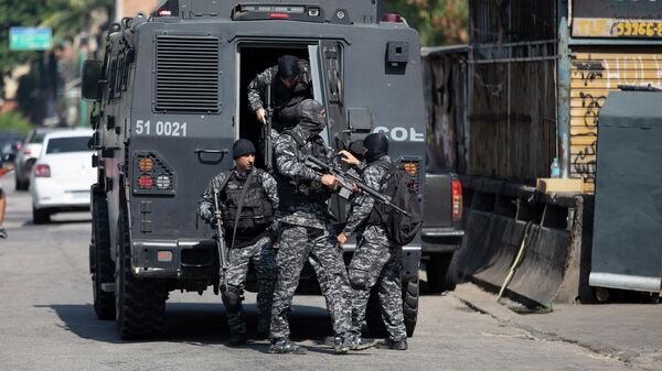 Полицейская операция по борьбе с незаконным оборотом наркотиков в Бразилии
