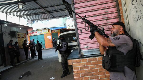 Полицейская операция по борьбе с незаконным оборотом наркотиков в районе Жакарезинью в Рио-де-Жанейро, Бразилия