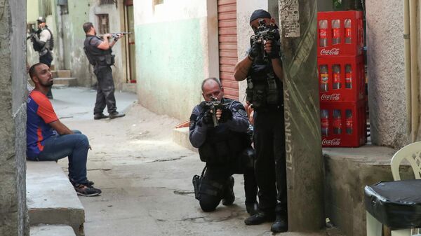 Полицейская операция по борьбе с незаконным оборотом наркотиков в районе Жакарезинью в Рио-де-Жанейро, Бразилия