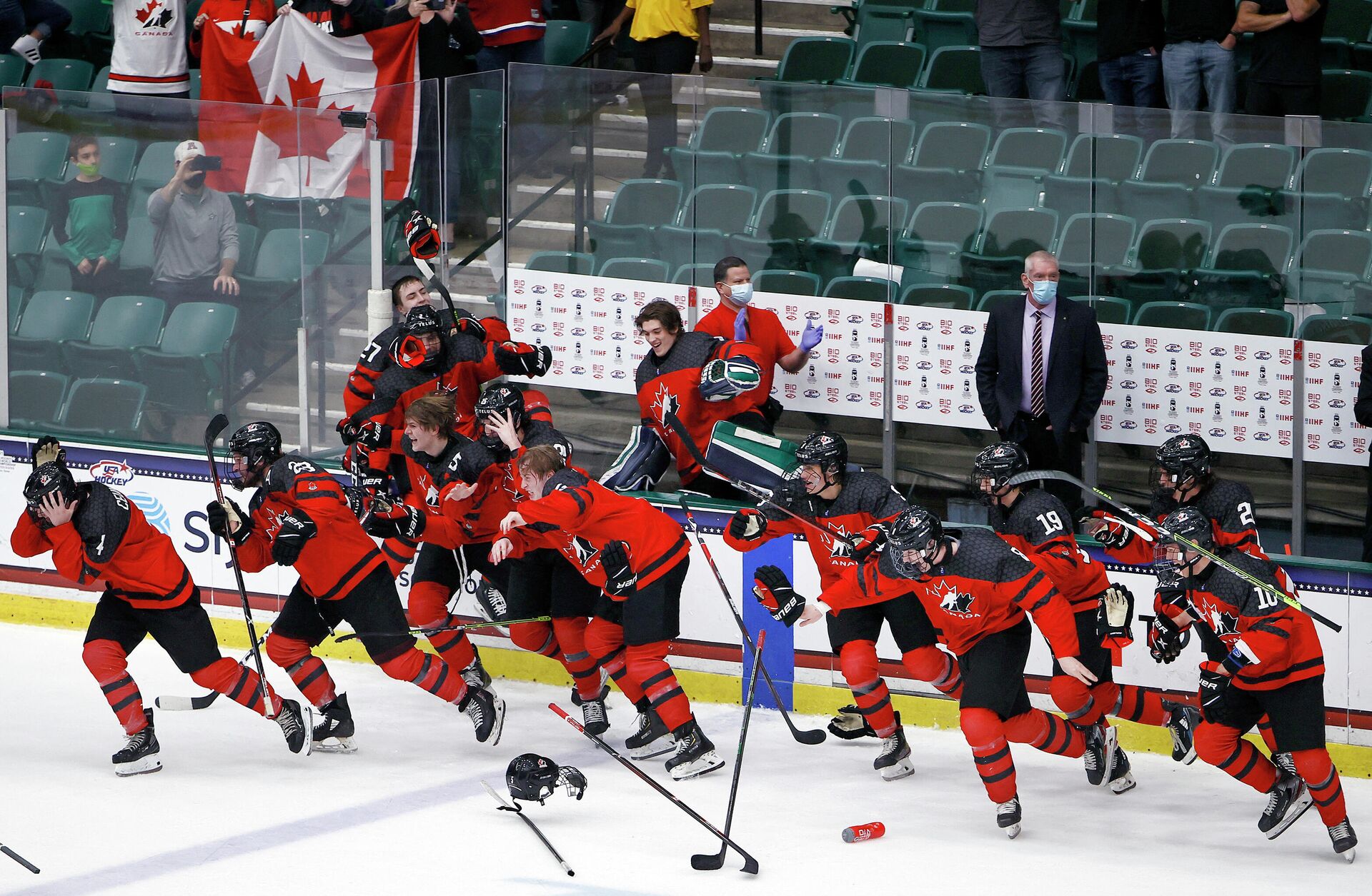 Хоккеисты юниорской сборной Канады празднуют победу на чемпионате мира - РИА Новости, 1920, 07.05.2021