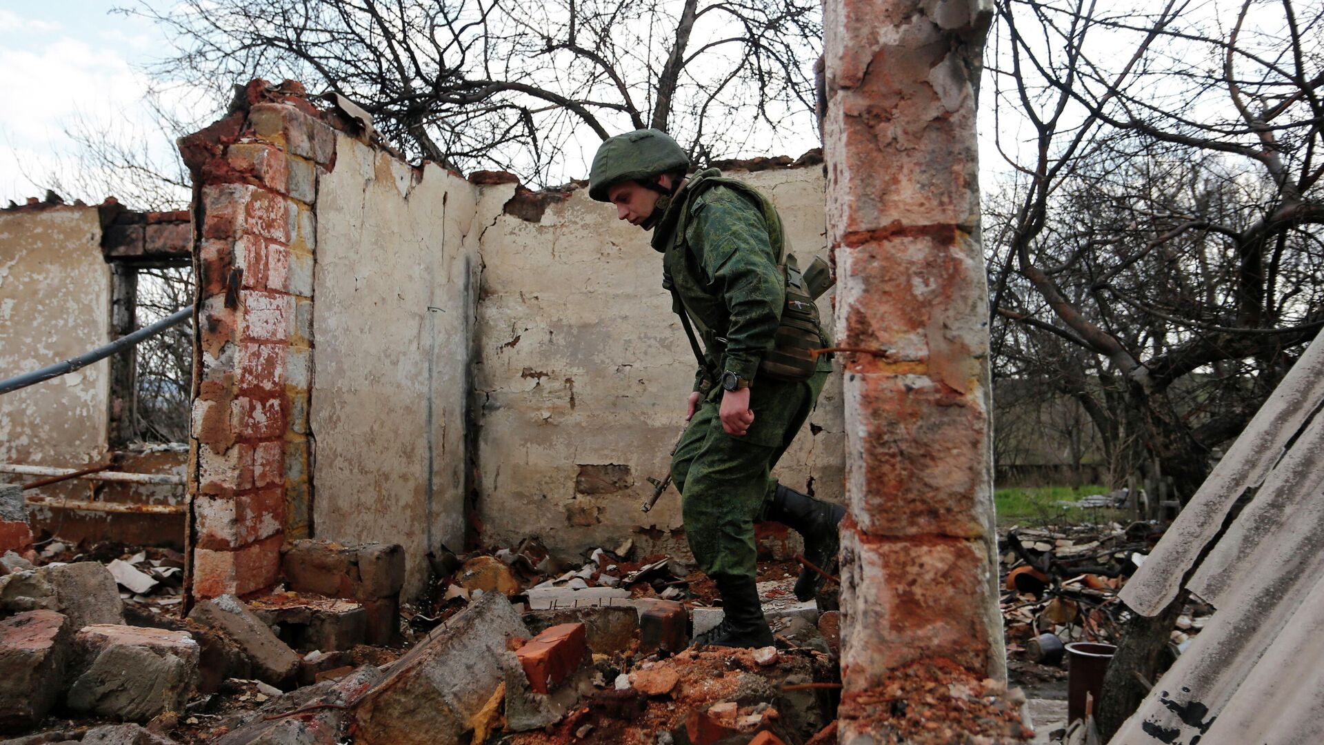 Военнослужащий ЛНР на линии соприкосновения в Луганской области - РИА Новости, 1920, 08.05.2021