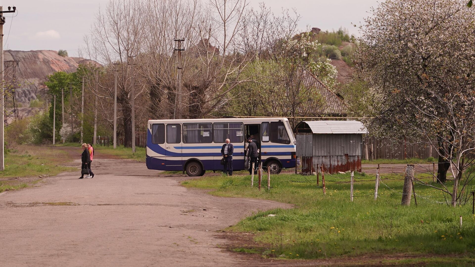 Прибытие рейсового автобуса в населенном пункте Золотое Луганской Народной Республики - РИА Новости, 1920, 17.06.2021