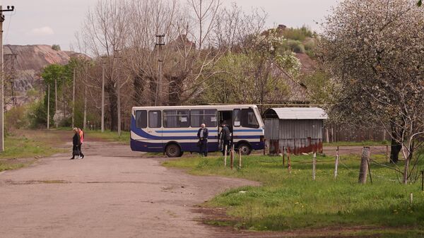 Прибытие рейсового автобуса в населенном пункте Золотое Луганской Народной Республики