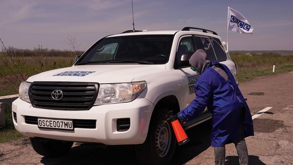 Санитарная обработка автомобилей ОБСЕ, въезжающих на территорию ЛНР