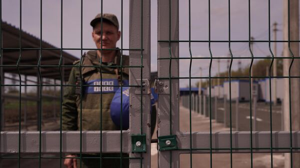 Ворота КПВВ Золотое в ЛНР в районе линии боевого соприкосновения 