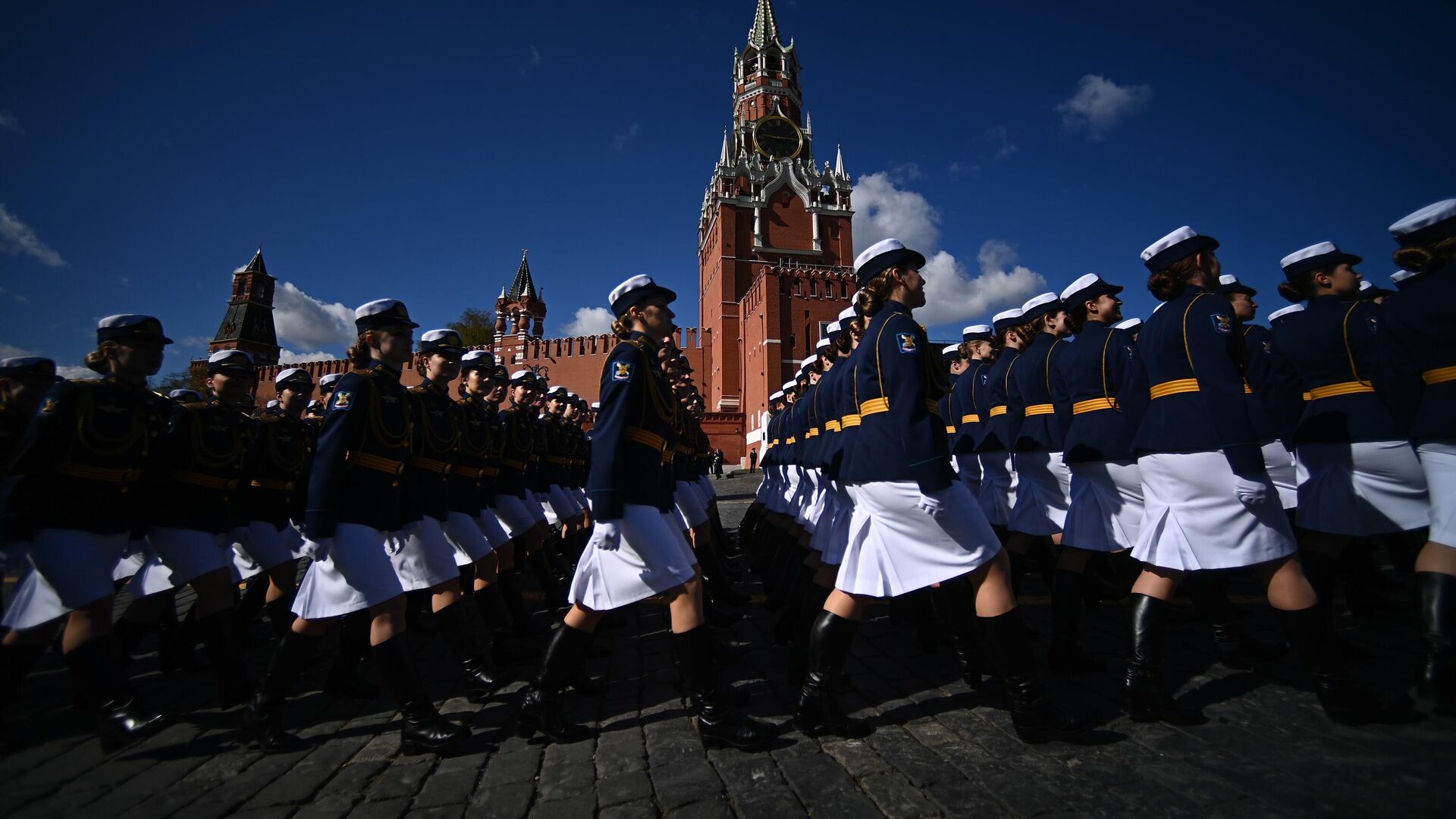 Курсантки Военно-космической академии имени А. Ф. Можайского во время генеральной репетиции парада в честь 76-й годовщины Победы в Великой Отечественной войне в Москве - РИА Новости, 1920, 07.05.2021