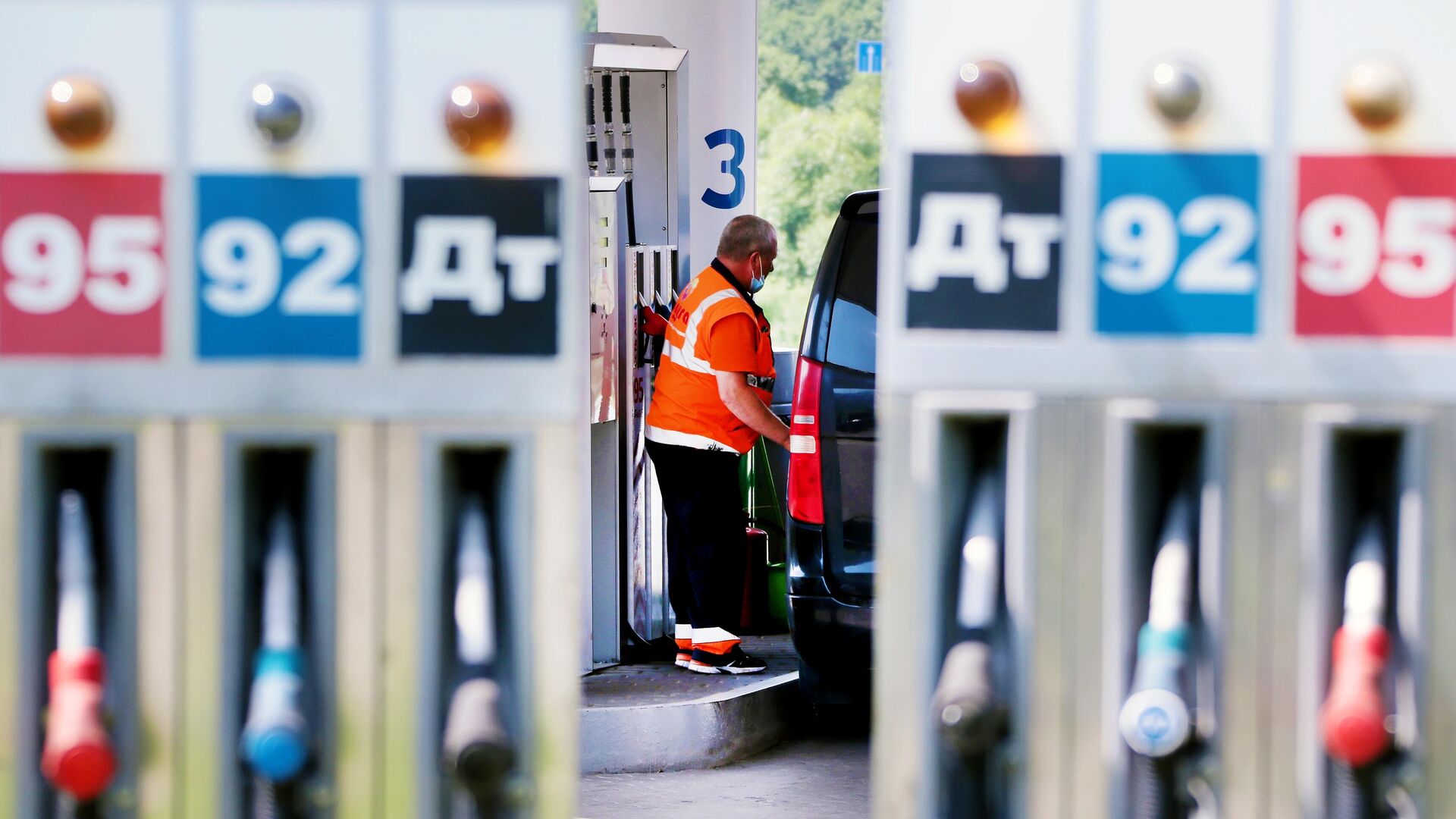 Сотрудник заправляет автомобиль на одной из автозаправочных станций Газпромнефть в Москве - РИА Новости, 1920, 21.07.2021