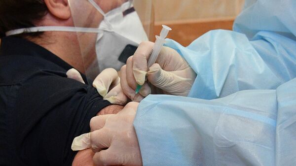 Медицинский работник минской городской поликлиники No 28 проводит вакцинацию добровольцев от COVID-19 российским препаратом Спутник V