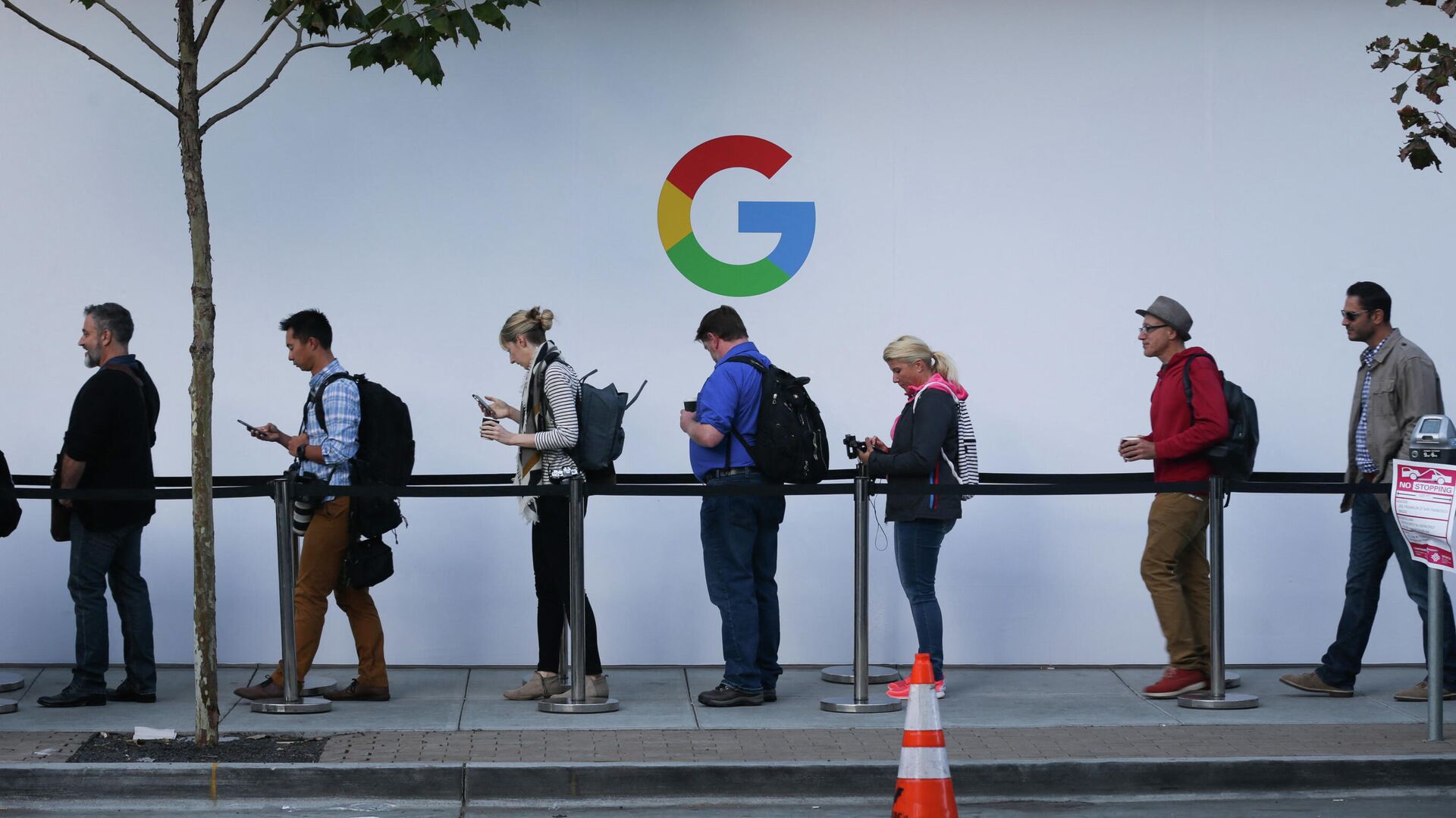 Люди в очереди перед началом презентации продукции компании Google в Сан-Франциско, США - РИА Новости, 1920, 07.05.2021