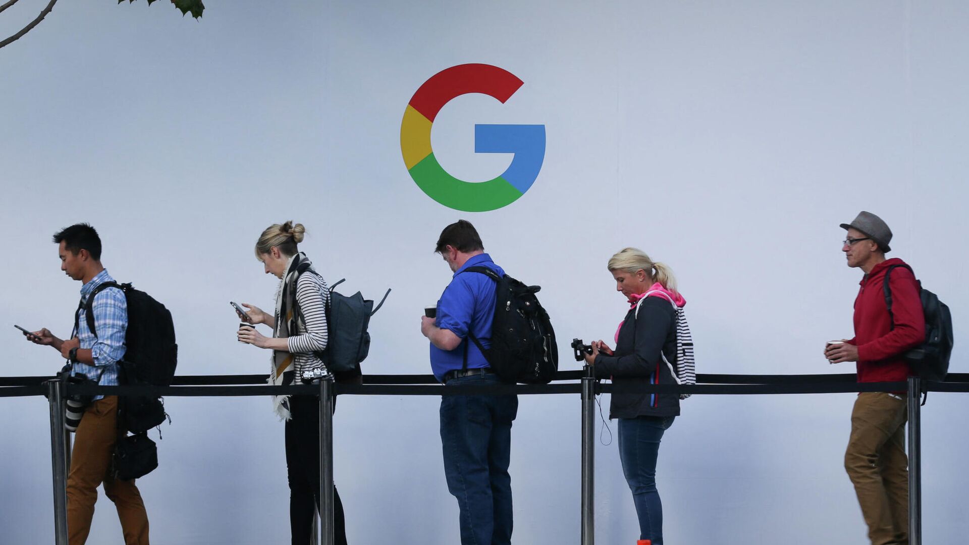 Люди в очереди перед началом презентации продукции компании Google в Сан-Франциско, США - РИА Новости, 1920, 07.05.2021