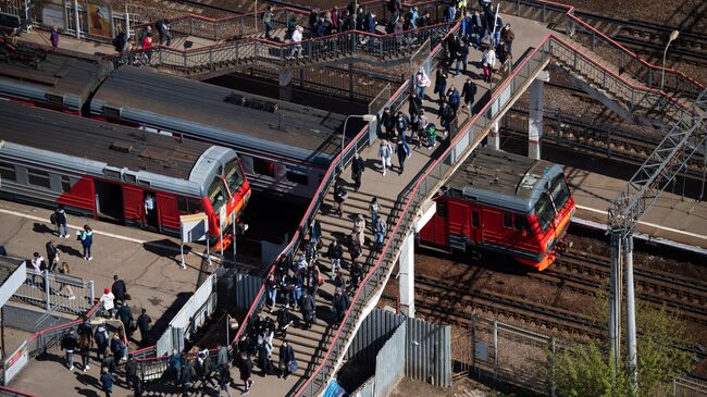 Пассажиры на станции МЖД Серп и Молот в Москве