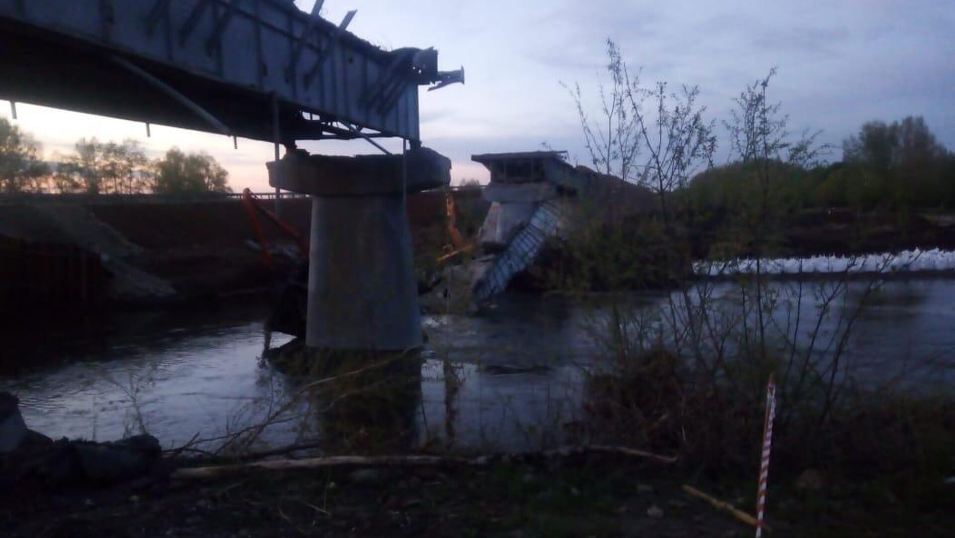 При проведении плановых ремонтных работ, произошло обрушение пролета моста через реку Салмыш в Оренбургской области - РИА Новости, 1920, 07.05.2021