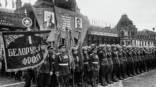 Сводный полк 1-го Белорусского фронта во время Парада Победы на Красной площади. 24 июня 1945 г. Фото Е.А. Халдея.