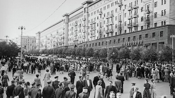 Народные гулянья на улице Горького. Май 1945 г. Фото Г.В. Корабельникова.