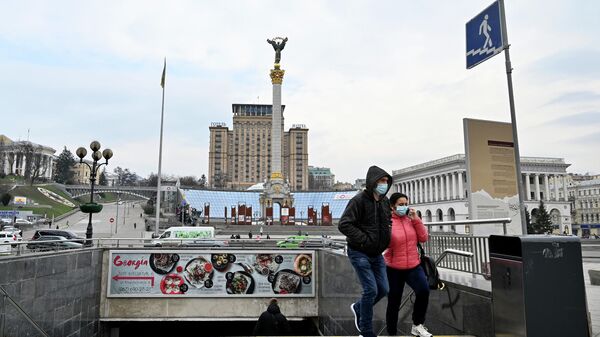 Люди в защитных масках на площади Независимости в Киеве