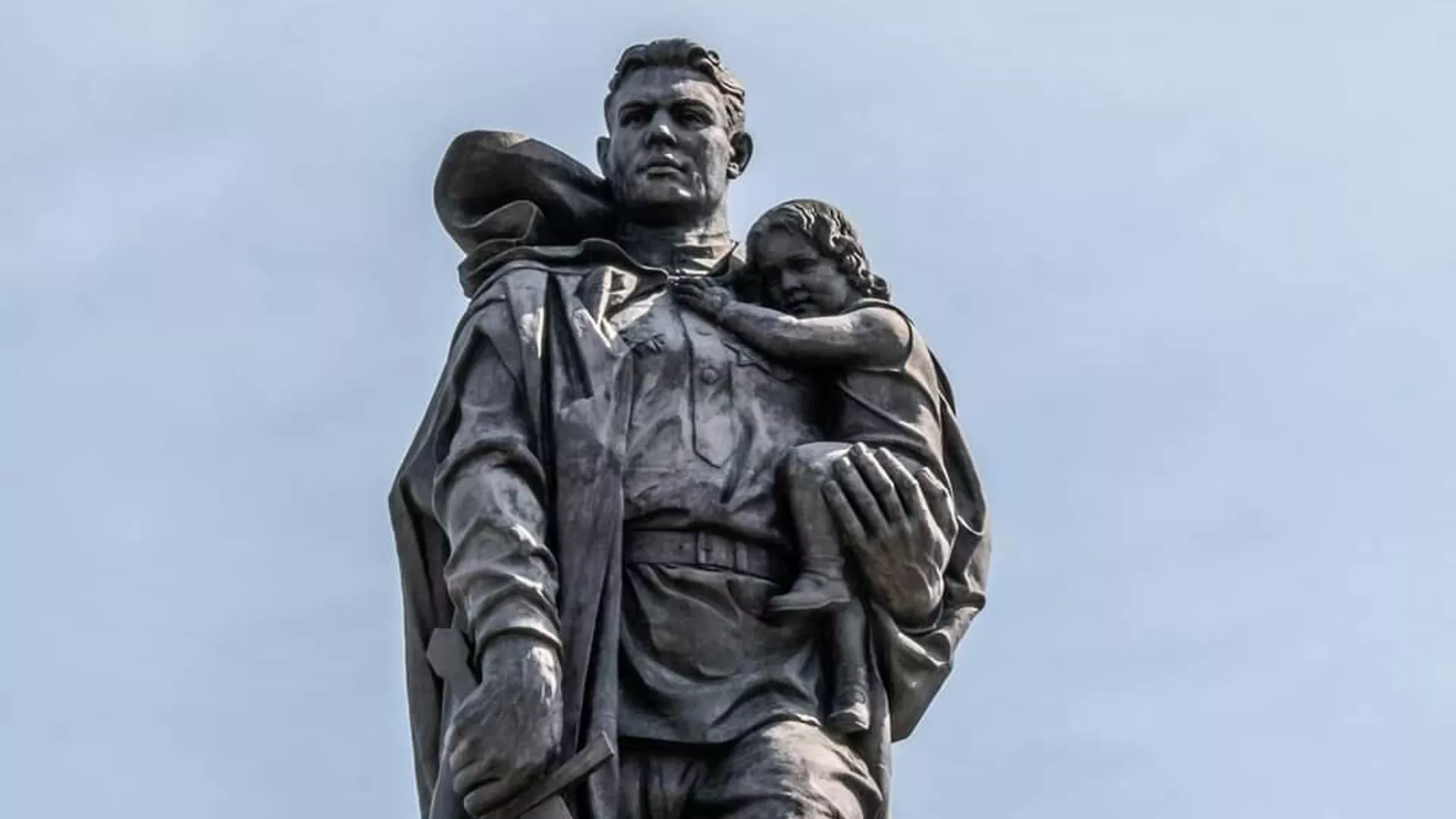 Фото памятника солдату с ребенком на руках в берлине