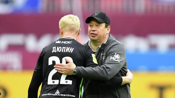 Главный тренер Рубина Леонид Слуцкий (справа) и вратарь Рубина Юрий Дюпин