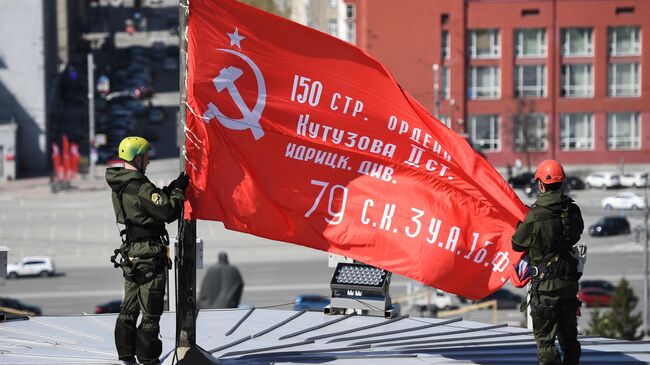 Установка копии Знамени Победы за здании Новосибирского театра оперы и балета