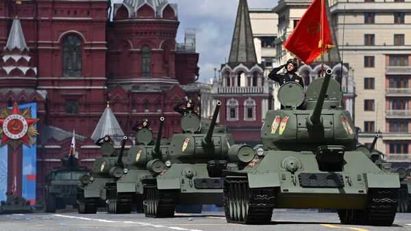 Танки Т-34-85 во время генеральной репетиции парада в честь 76-й годовщины Победы в Великой Отечественной войне в Москве
