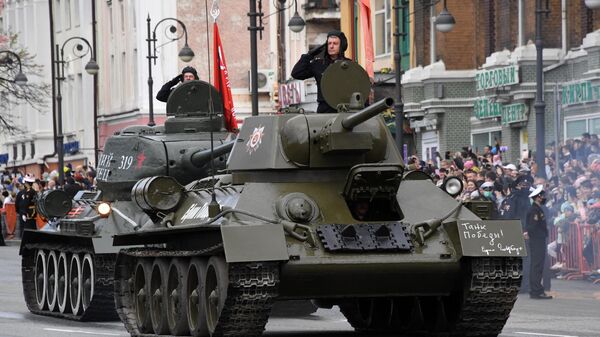 Танк Т-34-76 на военном параде в честь 76-й годовщины Победы в Великой Отечественной войне во Владивостоке