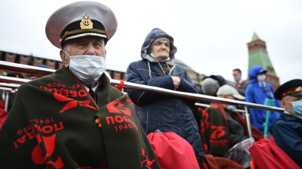 Гости на трибуне на Красной площади перед началом военного парада в честь 76-й годовщины Победы в Великой Отечественной войне в Москве
