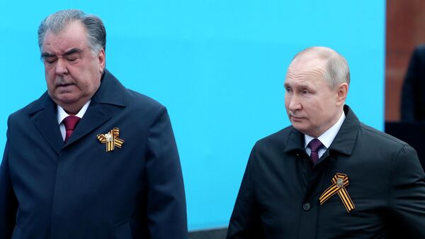 Президент РФ Владимир Путин и президент Республики Таджикистан Эмомали Рахмон на Красной площади в Москве