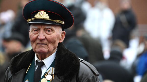Гость на трибуне на Красной площади перед началом военного парада в честь 76-й годовщины Победы в Великой Отечественной войне в Москве