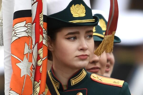 Девушка-курсантка перед началом военного парада в честь 76-й годовщины Победы в Великой Отечественной войне в Москве
