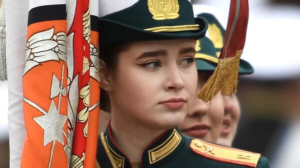 Девушка-курсантка перед началом военного парада в честь 76-й годовщины Победы в Великой Отечественной войне в Москве