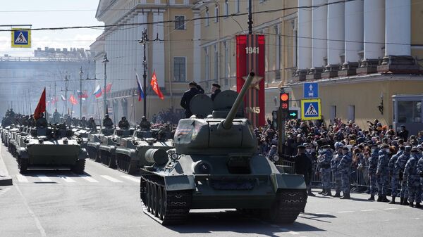 Танк Т-34-85 на военном параде в Санкт-Петербурге