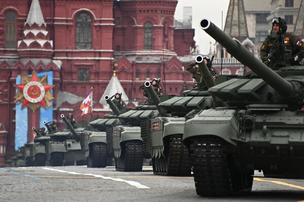 Танки Т-72Б3М на военном параде в честь 76-й годовщины Победы в Великой Отечественной войне в Москве