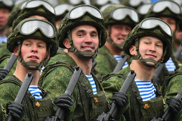 Военнослужащие воздушно-десантных войск на военном параде в честь 76-й годовщины Победы в Великой Отечественной войне в Москве