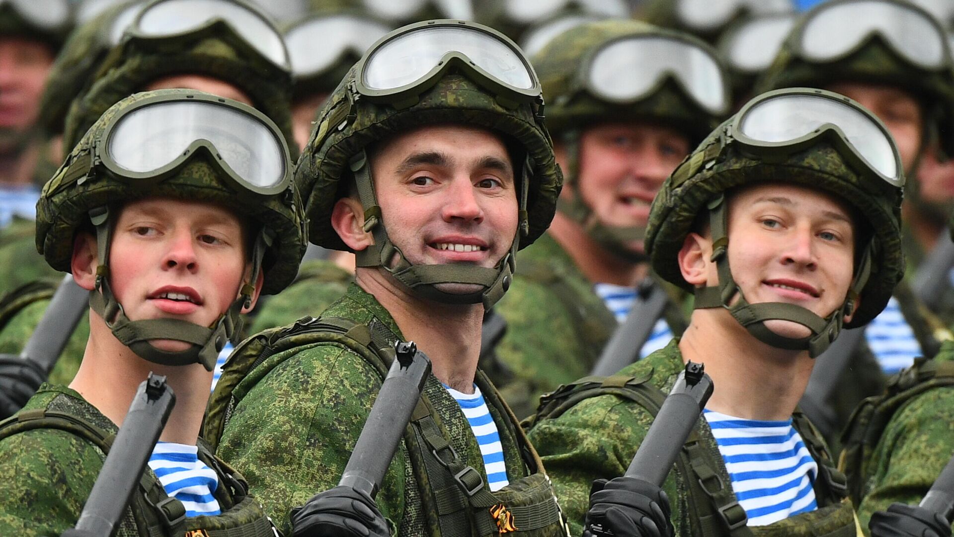 Военнослужащие воздушно-десантных войск на военном параде в честь 76-й годовщины Победы в Великой Отечественной войне в Москве - РИА Новости, 1920, 06.09.2021