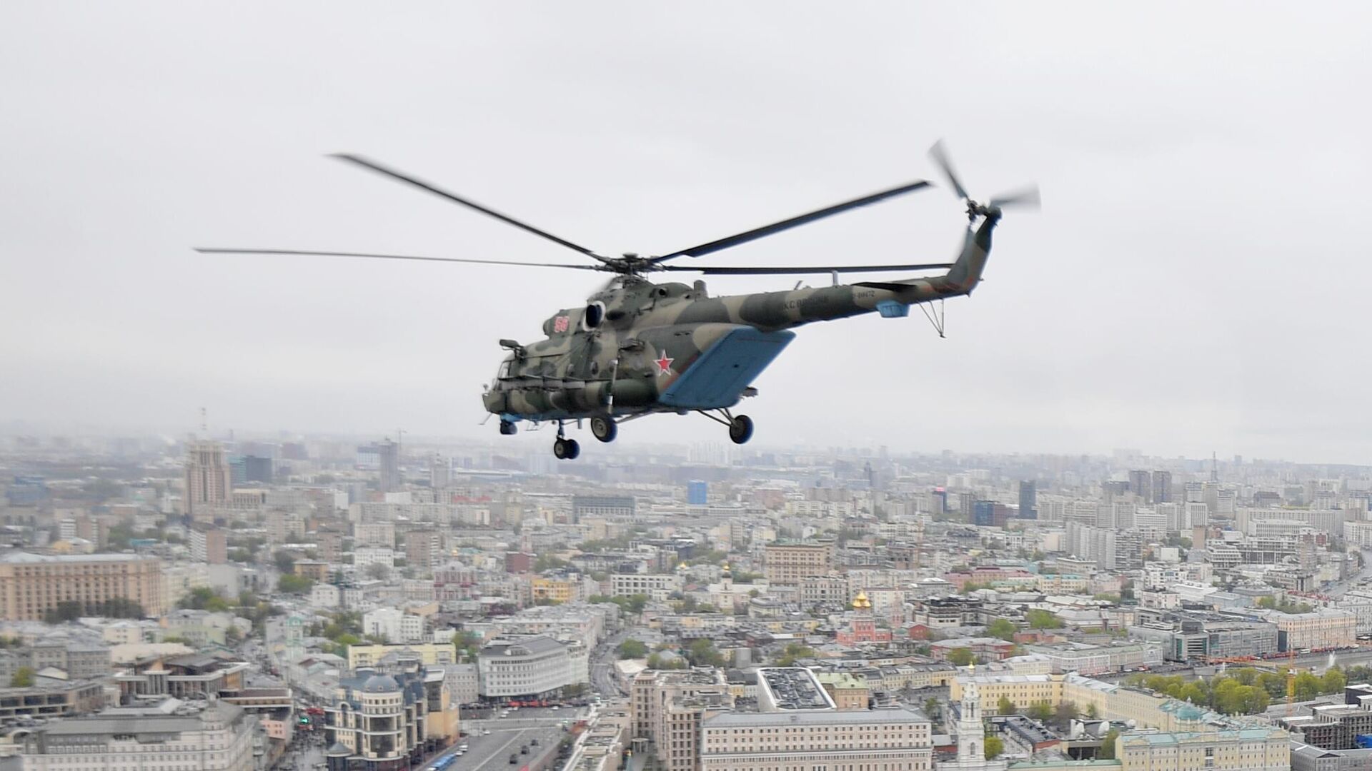 Многоцелевой вертолет Ми-8 во время воздушной части парада в честь 76-й годовщины Победы в Великой Отечественной войне в Москве - РИА Новости, 1920, 20.05.2021