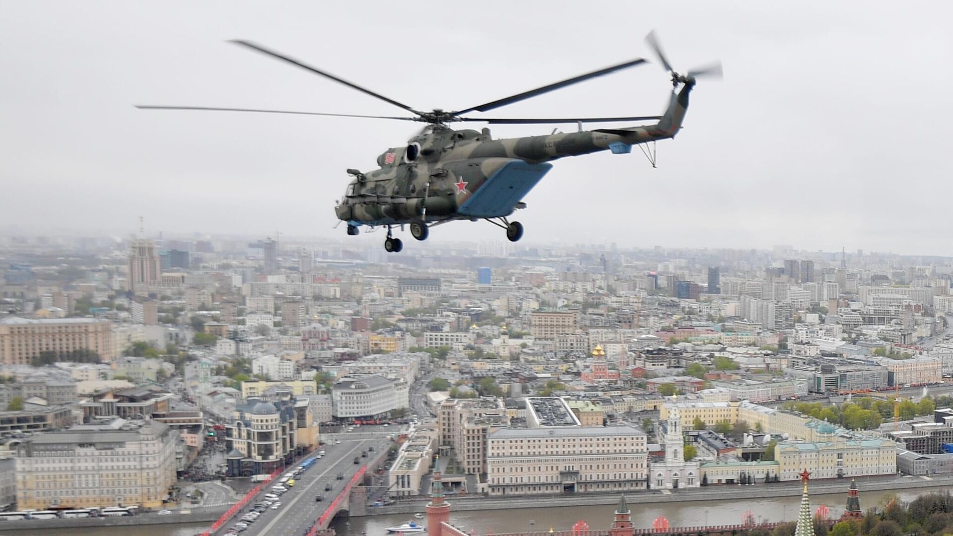 Многоцелевой вертолет Ми-8 во время воздушной части парада в честь 76-й годовщины Победы в Великой Отечественной войне в Москве - РИА Новости, 1920, 21.05.2021