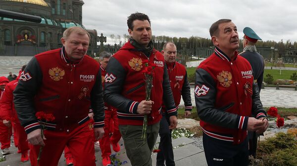 Роман Ротенберг (в центре) с хоккейной сборной России