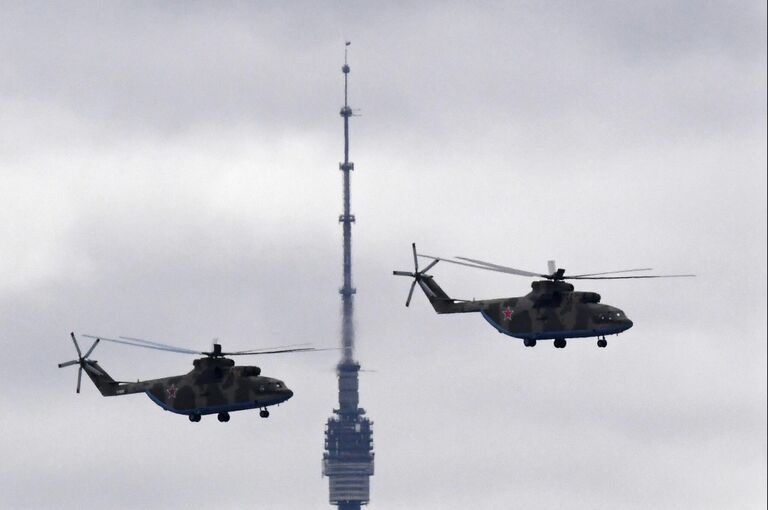 Тяжелые вертолеты Ми-26 во время воздушной части парада в честь 76-й годовщины Победы в Великой Отечественной войне в Москве