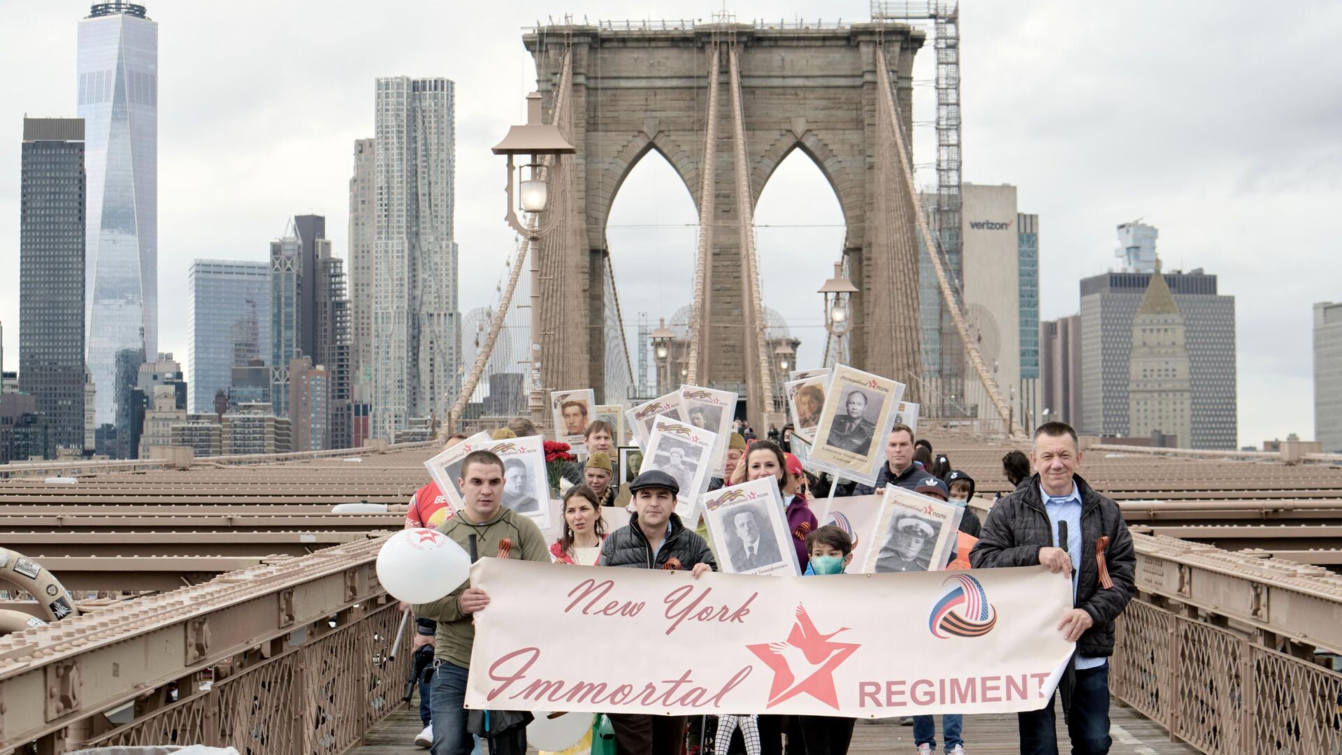 Участники акции Бессмертный полк в честь 76-й годовщины Победы в Великой Отечественной войне на Бруклинском мосту в Нью-Йорке - РИА Новости, 1920, 28.04.2022