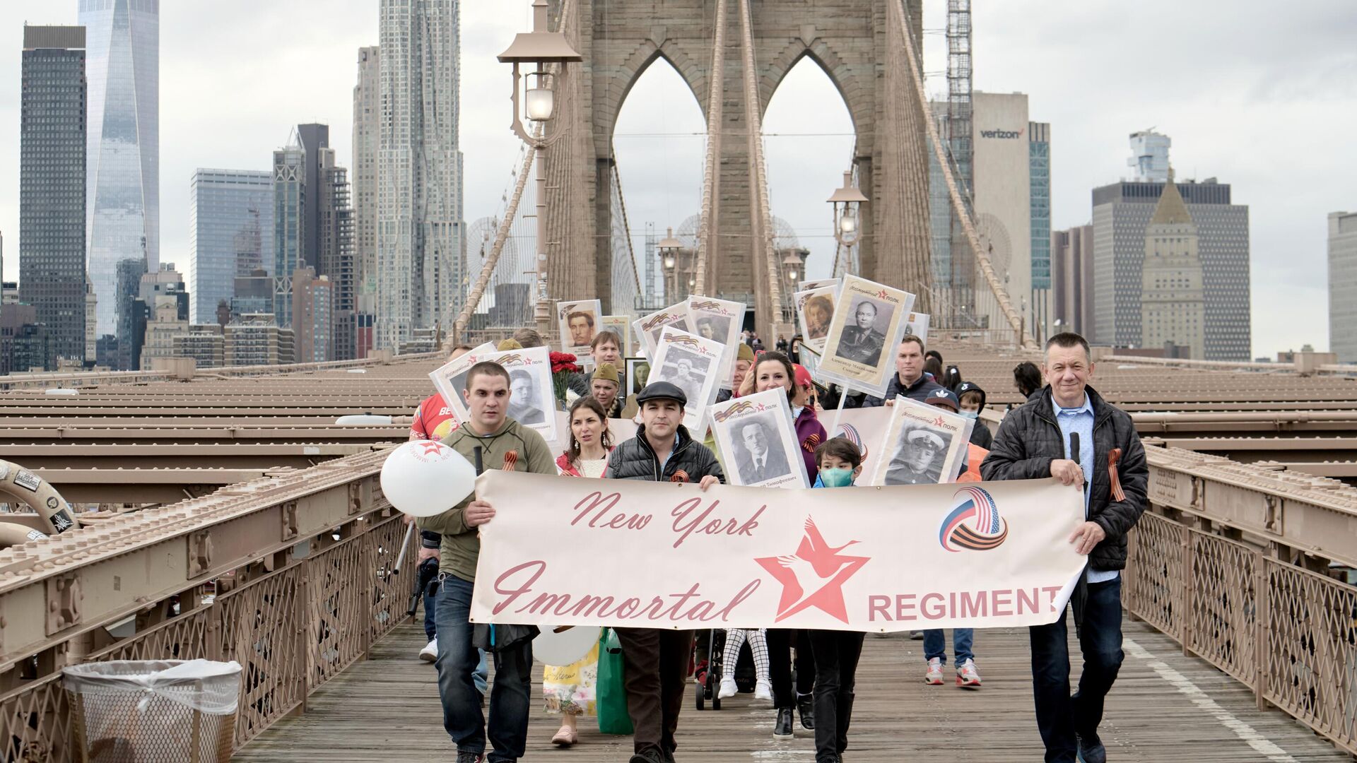 Участники акции Бессмертный полк в честь 76-й годовщины Победы в Великой Отечественной войне на Бруклинском мосту в Нью-Йорке - РИА Новости, 1920, 28.04.2022