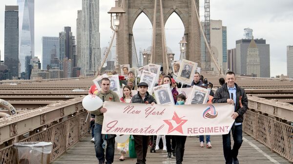 Участники акции Бессмертный полк в честь 76-й годовщины Победы в Великой Отечественной войне на Бруклинском мосту в Нью-Йорке. 8 мая 2021