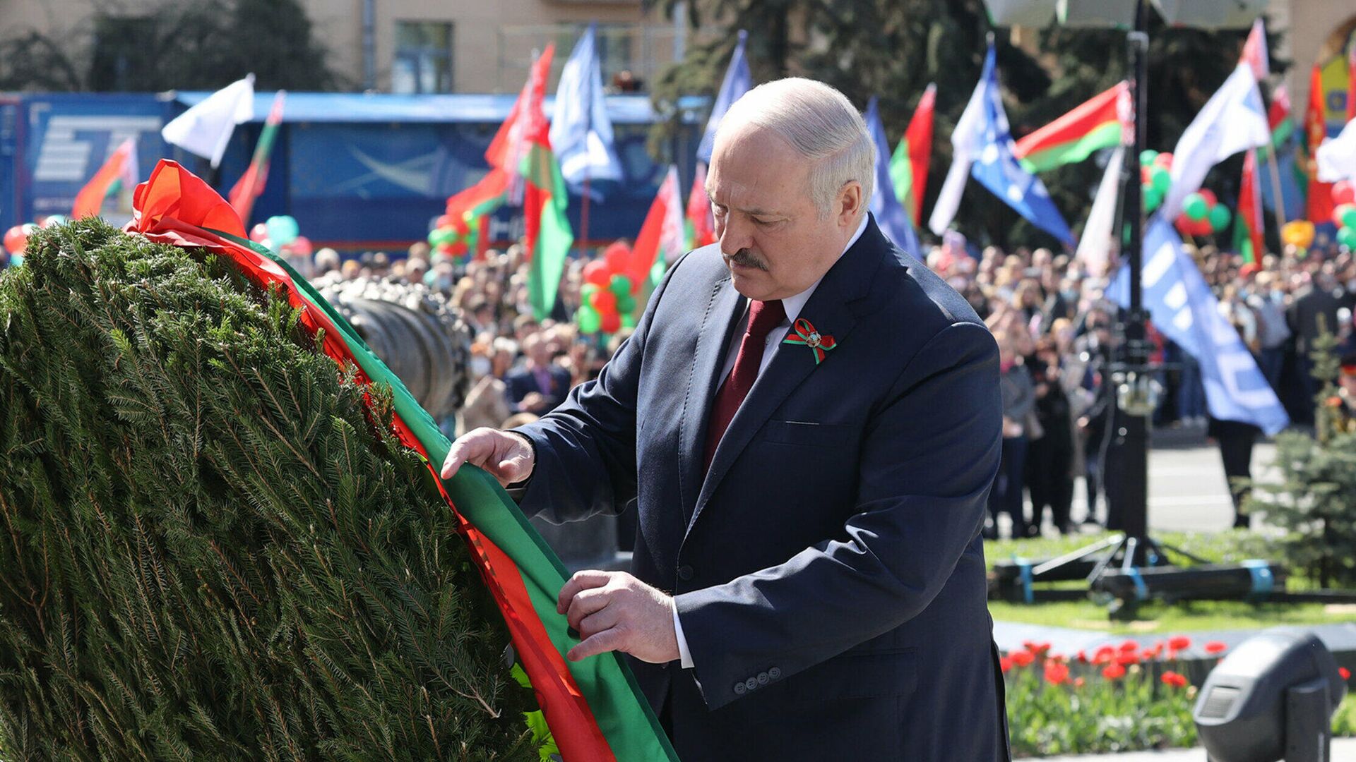 Лукашенко принимает участие в церемонии возложения цветов к монументу Победы в Минске - РИА Новости, 1920, 09.05.2023