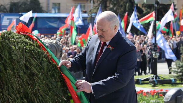 Президент Белоруссии Александр Лукашенко принимает участие в церемонии возложения цветов к монументу Победы в Минске