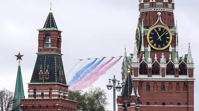 Самолеты-буксировщики мишеней Су-25БМ во время воздушной части парада Победы