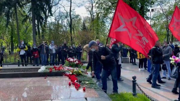 Возложение цветов к памятнику Ватутину в Киеве   