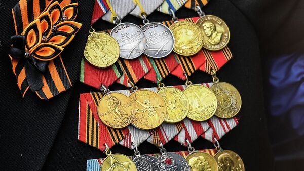 Медали на груди ветерана на военном параде в честь 76-й годовщины Победы в Великой Отечественной войне в Москве