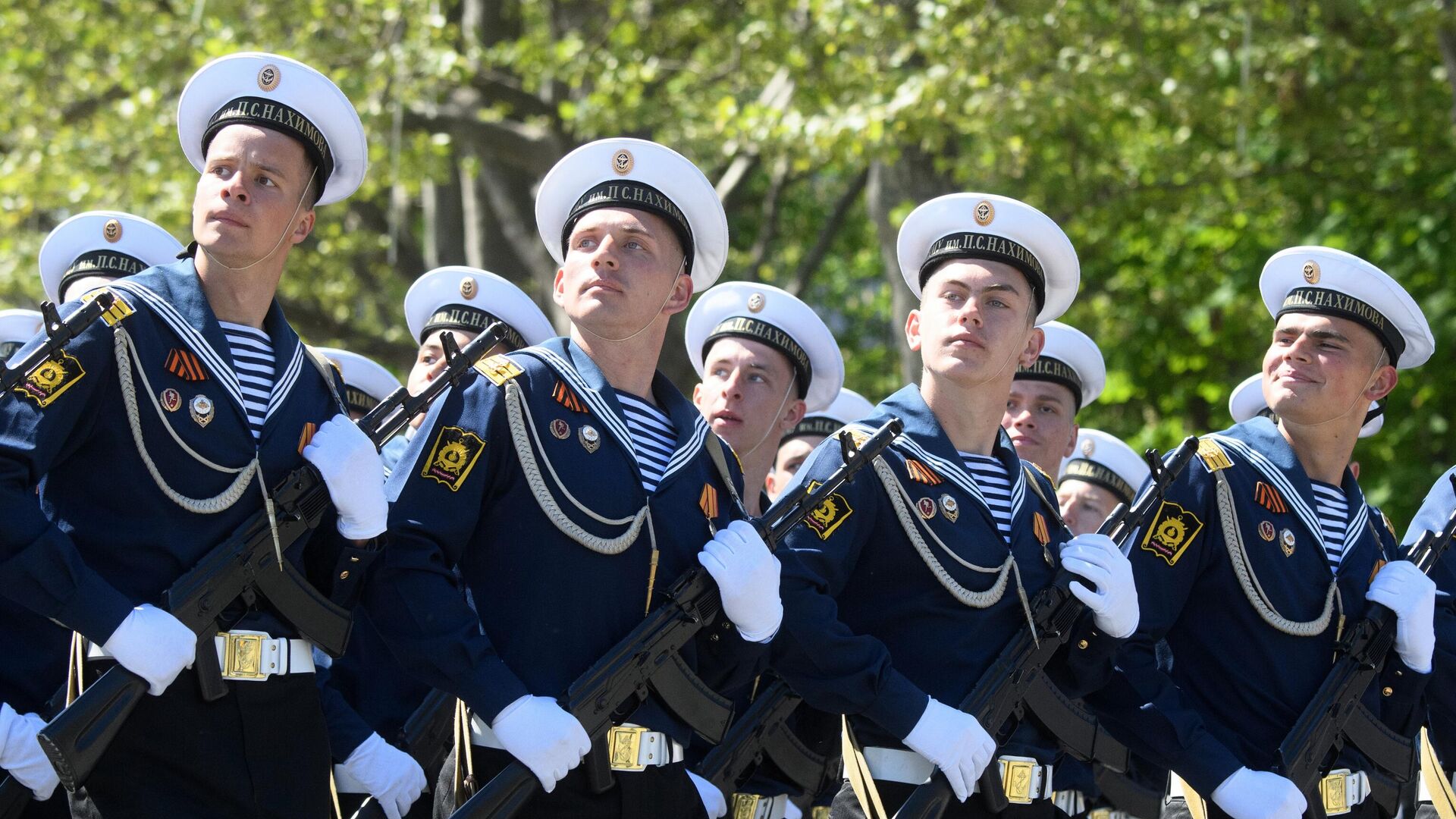 Курсанты Черноморского высшего военно-морского училища имени П. С. Нахимова на военном параде в честь 76-й годовщины Победы в Великой Отечественной войне в Севастополе - РИА Новости, 1920, 09.05.2021