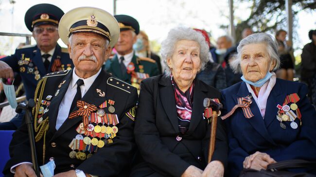 Ветераны Великой Отечественной войны военном параде в честь 76-й годовщины Победы в Севастополе