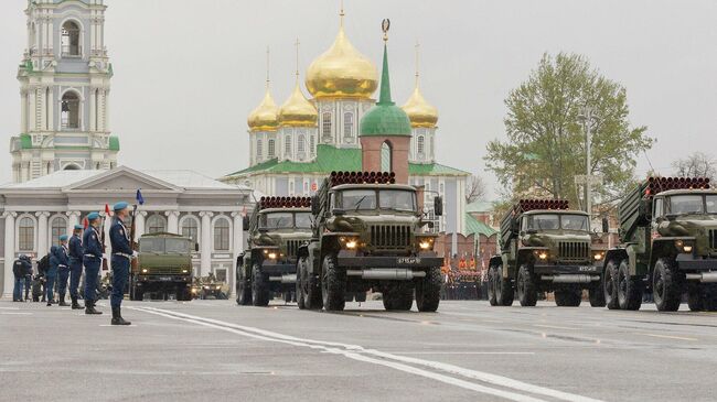 Парад в день 76-й годовщины Победы в Великой Отечественной войне на площади Ленина в городе-герое Туле