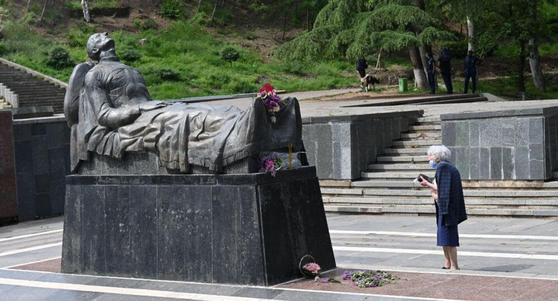 Могила Неизвестного солдата в парке Ваке в Тбилиси, Грузия. 9 мая 2021 - РИА Новости, 1920, 28.04.2022
